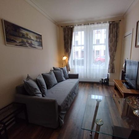 2 Bedrooms Flat Central Edinburgh, Sleeps 6, In The Shadow Of Holyrood Park And Arthur'S Seat With Free Parking, Two Bed Rooms 外观 照片