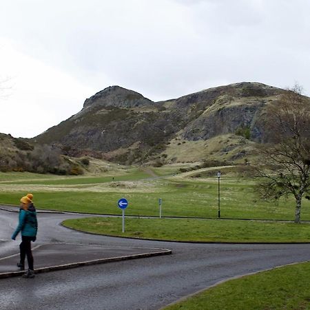 2 Bedrooms Flat Central Edinburgh, Sleeps 6, In The Shadow Of Holyrood Park And Arthur'S Seat With Free Parking, Two Bed Rooms 外观 照片