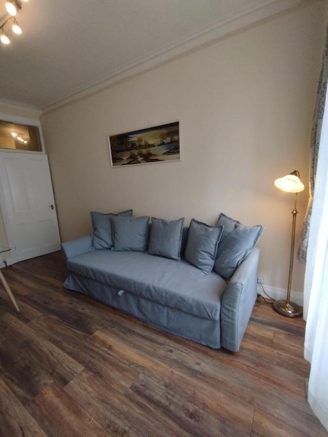 2 Bedrooms Flat Central Edinburgh, Sleeps 6, In The Shadow Of Holyrood Park And Arthur'S Seat With Free Parking, Two Bed Rooms 外观 照片