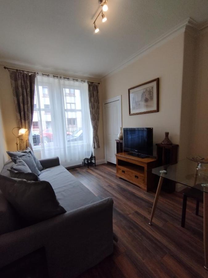 2 Bedrooms Flat Central Edinburgh, Sleeps 6, In The Shadow Of Holyrood Park And Arthur'S Seat With Free Parking, Two Bed Rooms 外观 照片