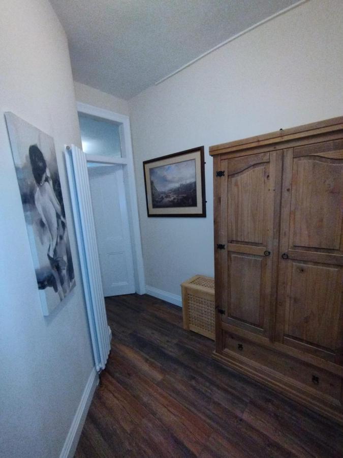 2 Bedrooms Flat Central Edinburgh, Sleeps 6, In The Shadow Of Holyrood Park And Arthur'S Seat With Free Parking, Two Bed Rooms 外观 照片