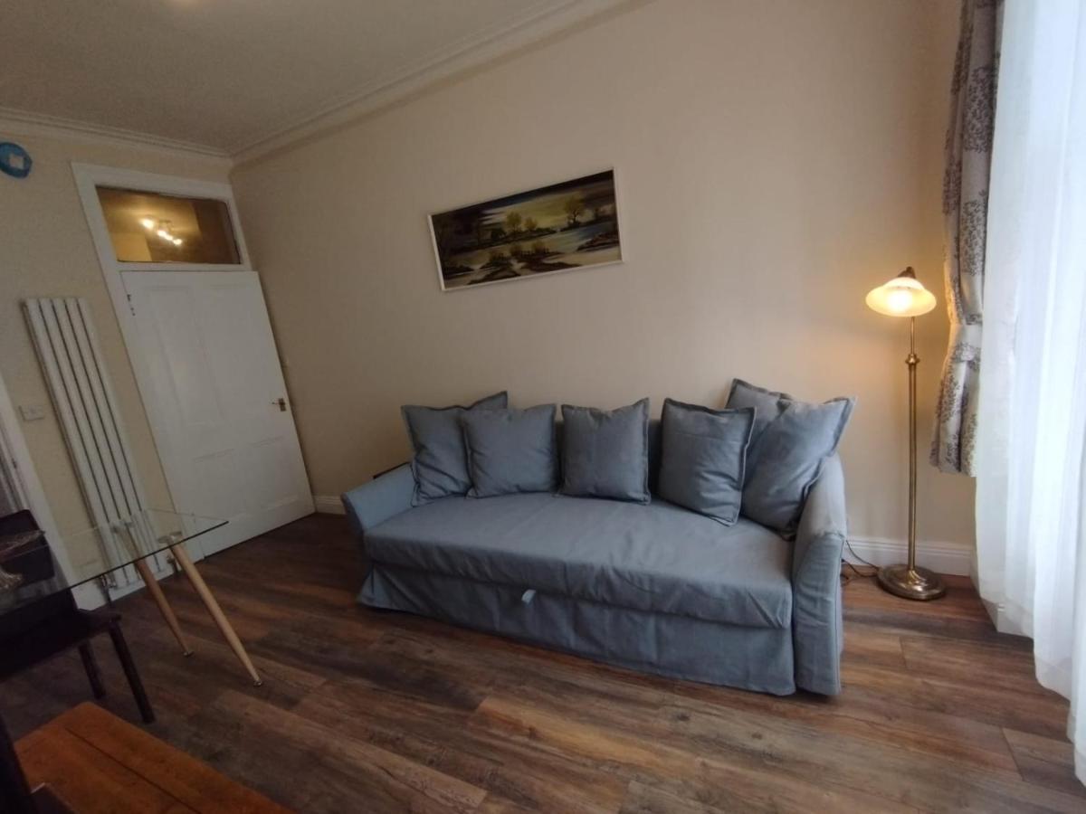 2 Bedrooms Flat Central Edinburgh, Sleeps 6, In The Shadow Of Holyrood Park And Arthur'S Seat With Free Parking, Two Bed Rooms 外观 照片