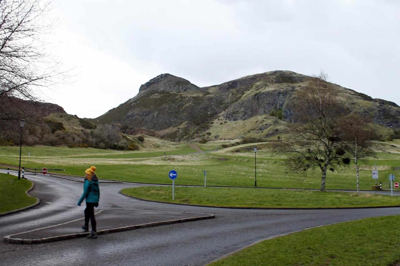 2 Bedrooms Flat Central Edinburgh, Sleeps 6, In The Shadow Of Holyrood Park And Arthur'S Seat With Free Parking, Two Bed Rooms 外观 照片